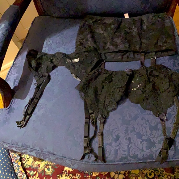 Garter belts - Picture 7 of 7